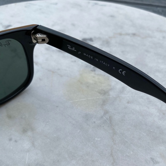Black Ray-Ban Wayfarer Square Iconic Sunglasses - Picture 7 of 8